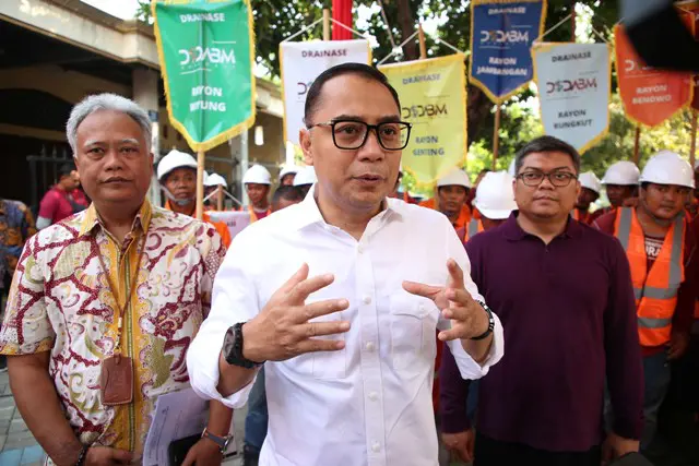 Wali Kota Surabaya Eri Cahyadi (Berbaju Putih) didampingi Dinas Sumber Daya Air dan Bina Marga (DSDABM) Kota Surabaya (Kri) dan Camat Jambangan (Kanan) saat peresmian rumah pompa di Jambangan