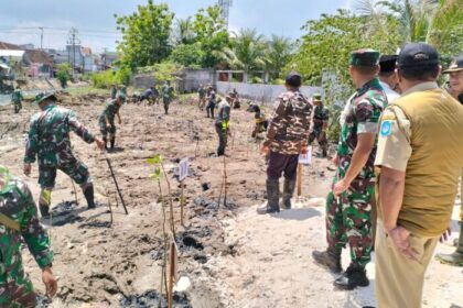 TNI, Polri, Pemda dan Masyarakat di Lamongan Bersinergi Tanam Mangrove