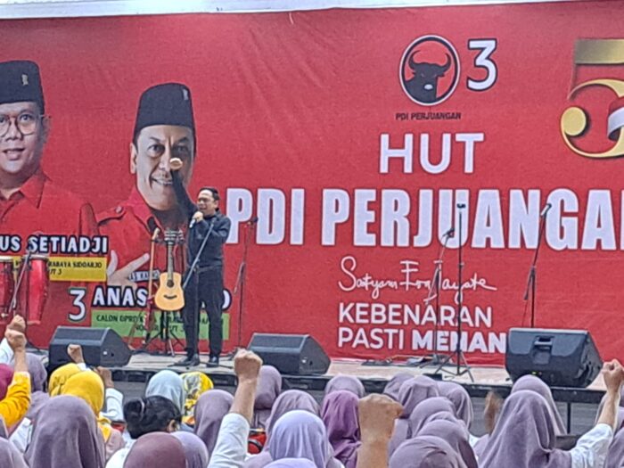 Caleg PDIP Rayakan HUT PDIP ke 51 Bareng Ribuan Emak-emak di Surabaya