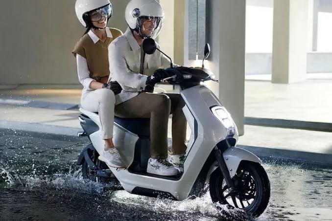 Ingat! Tak Semua Motor Listrik Tahan Banjir, Ini Solusinya