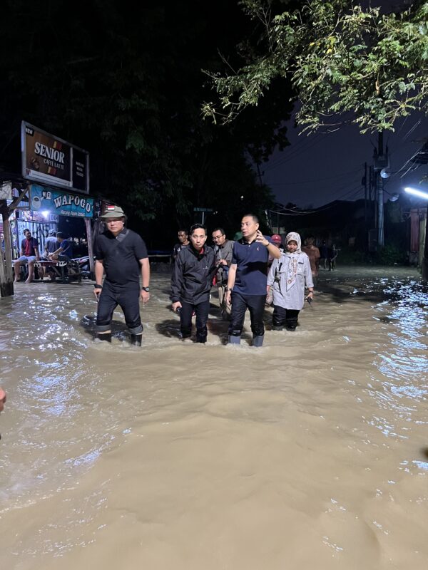 Wali Kota Eri Cahyadi saat meninjau Banjir di Kawasan Kampung Tengger