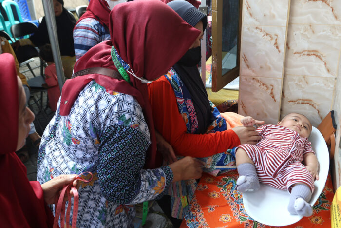 Para Petugas di Posyandu tengah mempersiapkan imunissasi Polio bagi bayi