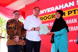 penyerahan sertifikat ptsl ta 2023 oleh Wali Kota Surabaya Eri Cahyadi kepada salah satu warga Kelurahan Tanah Kali Kedinding Surabaya
