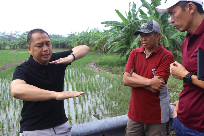 Wali Kota Surabay Eri Cahyadi saat sidak kawasan Banjir di Surabaya Barat