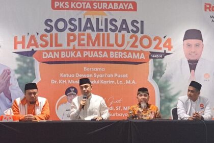 Wali kota Surabaya Eri Cahyadi bersama ketua DPD PKS Surabaya Johari Mustawan dan ketua dewan syafiah pusat PKS
