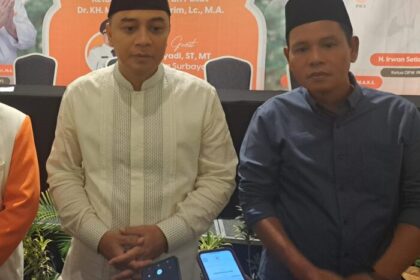 Ketua Fraksi PDI Perjuangan DPRD Kota Surabaya, Saifudin Zuhri bersama wali Kota Surabaya Eri Cahyadi