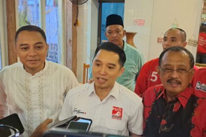 Ketua DPD PSI Surabaya, Erick Komala bersama Wali Kota Surabaya Eri Cahyadi dan Wakil Wali Kota Suranaya Armuji saat kegiatan buka bersama