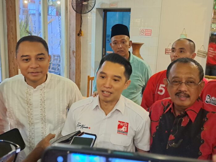 Ketua DPD PSI Surabaya, Erick Komala bersama Wali Kota Surabaya Eri Cahyadi dan Wakil Wali Kota Suranaya Armuji saat kegiatan buka bersama