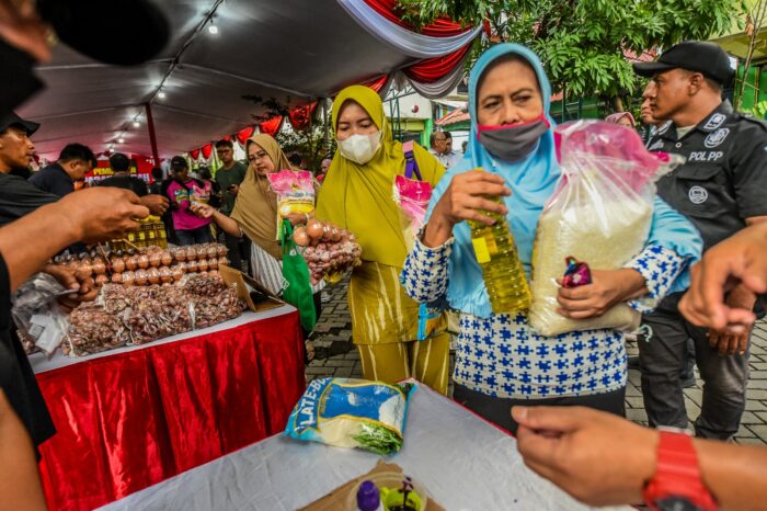 Pasar Murah- Warga Rusunawa Penjaringan Sari Surabaya saat membeli produk dari pasar murah