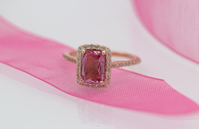 Pesona Feminin yang Memesona Menjelajahi Karakteristik Berlian Pink Sapphire