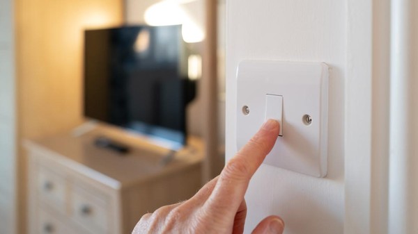 7 Kebiasaan Sederhana untuk Menghemat Pengeluaran Listrik