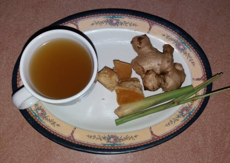 Perbandingan Manfaat Air Rebusan Jahe, Serai, dan Gula Merah dengan Minuman Herbal Lainnya