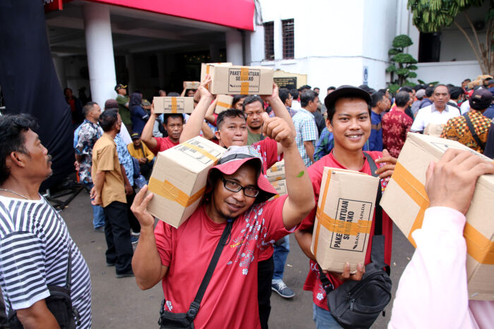 Para Petugas penunjang Pemkot Surabaya saat menerima bingkisan lebaran