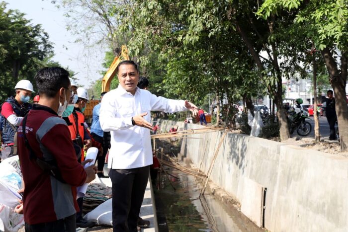 Wali Kota Eri Cahyadi saat meninjau langsung progres pembangunan saluran di Surabaya