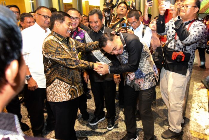 Sekjen Kemendagri Suhajar Diantoro saat bersama wali Kota Surabaya Eri Cahyadi