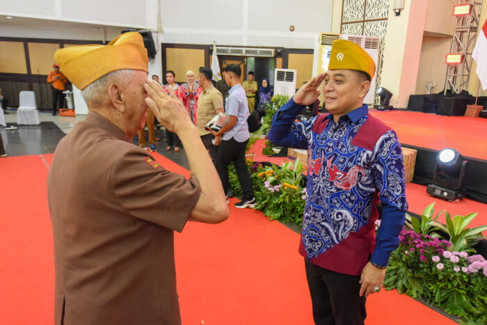 Wali Kota Eri Cahyadi Dinobatkan Sebagai Anggota Kehormatan Legiun Veteran Republik Indonesia