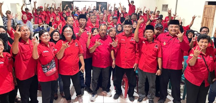Ketua DPC PDI Perjuangan Kota Surabaya Adi Sutarwijono dan Wakil Wali Kota Armuji saat bersama kader Banteng Surabaya