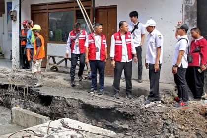 Wali Kota Surabaya Eri Cahyadi melakukan inspeksi mendadak (sidak) proyek saluran box culvert di Jalan Kapasari I, Kecamatan Simokerto, Surabaya, Rabu (22/5/2024).