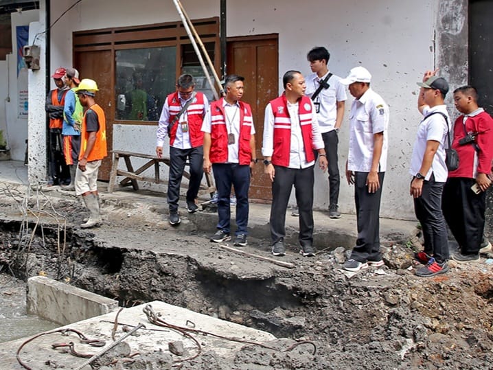 Wali Kota Surabaya Eri Cahyadi melakukan inspeksi mendadak (sidak) proyek saluran box culvert di Jalan Kapasari I, Kecamatan Simokerto, Surabaya, Rabu (22/5/2024).