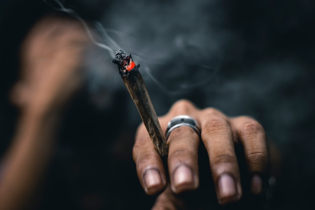 Mengapa Pita Cukai Melekat Erat pada Rokok Indonesia?