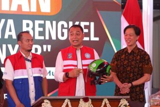 Wali Kota Surabaya Eri Cahyadi meluncurkan Rumah Padat Karya (RPK) Bengkel Pitstop Manyar, Kamis (30/5/2024).