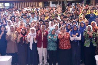 Penasehat Dharma Wanita Persatuan Kota Surabaya, Rini Indriyani saat Workshop ‘Pengetahuan Bagi Remaja dalam Menghadapi Masa Pubertas’, di Gedung Wanita Candra Surabaya, Selasa (30/5/2024).