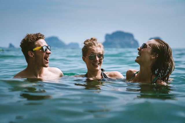 Tips Mencegah Cedera Saat Berenang