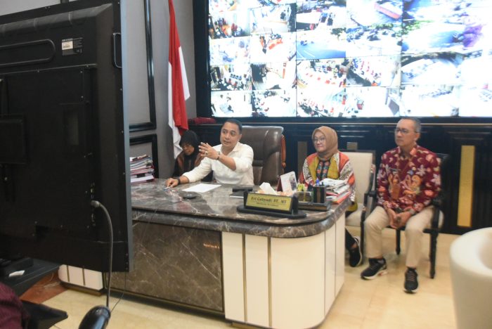 Wali Kota Eri Cahyadi saat memberikan pengarahan kepada para ASN dilingkungan Pemkot Surabaya