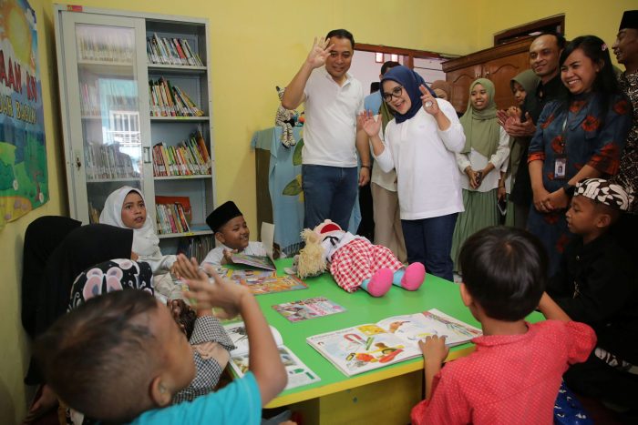 Wali Kota Eri Cahyadi bersama istri saat meninjau proses belajar mebagar di sekolah di Surabaya beberapa waktu lalu