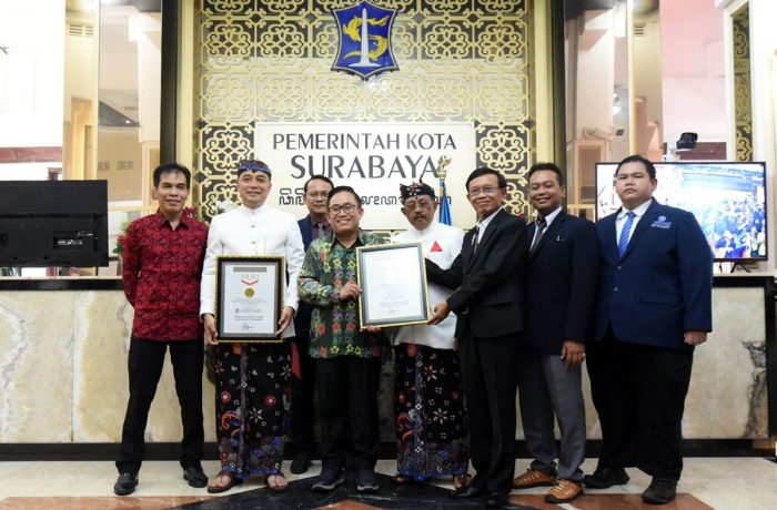 Wali kota Surabaya saat berfoto bersama 
