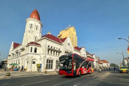 Bus Suroboyo- menjadi salah satu akses transportasi bagi wisatawan untuk menuju kota lama