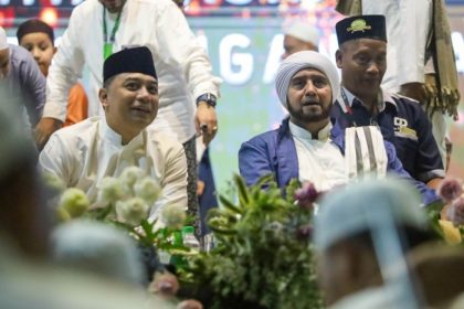 Wali Kota Eri Cahyadi saat bersama Habib Syech di acara Surabaya Bersholawat dihalam GBT Surabaya