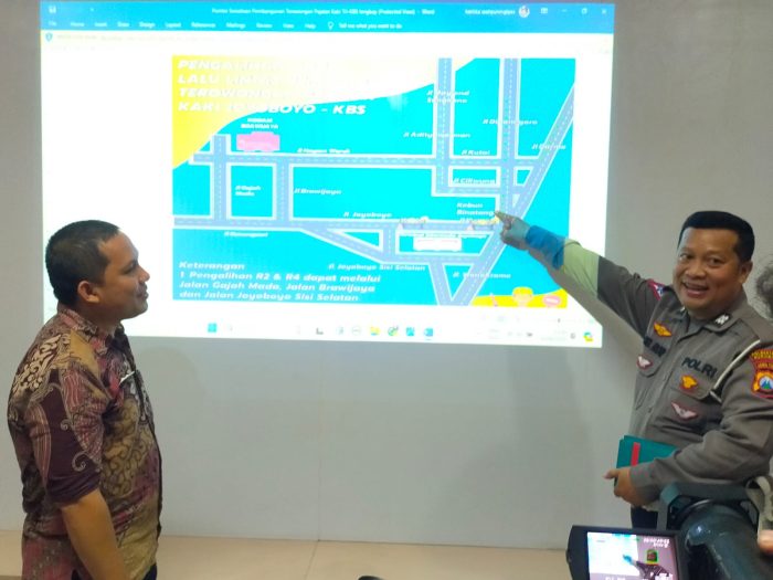 Pemerintah Kota (Pemkot) Surabaya mulai merealisasikan pembangunan terowongan bawah tanah penghubung antara Terminal Intermoda Joyoboyo (TIJ) dengan Kebun Binatang Surabaya (KBS). Pembangunan Terowongan Jalan Joyoboyo ini dijadwalkan mulai tanggal 15 Juni - 11 Oktober 2024.