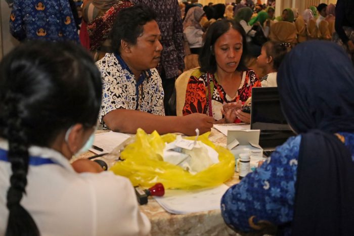 Peserta isbat nikah melakjukan pengisian admisntrasi saat mengikuti pembekalan