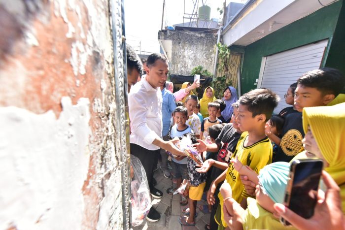 Wali Kota Eri Cahyadi saat bercengkrama dengan anak-anak di perkampungan saat meninjau saluran paving Siwalankerto Kutisari