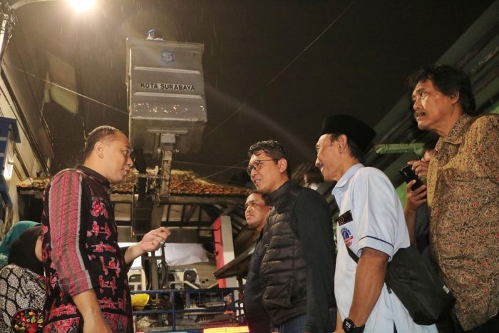 Wali Kota Surabaya saat meninjau PJU