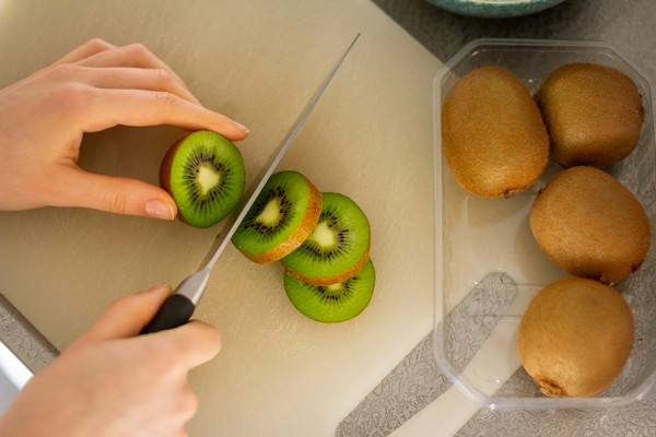 4 Manfaat Luar Biasa Memulai Hari dengan Sepotong Kiwi