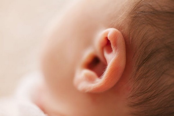 5 Cara Menangani Telinga Berair pada Anak