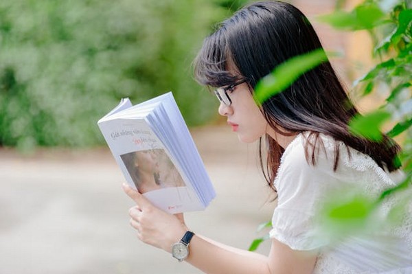 6 Sisi Menarik Wanita yang Suka Membaca Buku