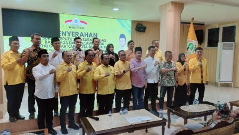 Golkar Jatim Serahkan SK Cakada. Ada Kader Muda Akan Bertarung di Pilkada 2024