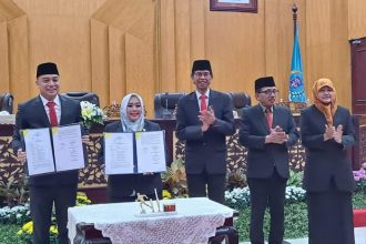 Wali Kota Surabaya Eri Cahyadi bersama pimpinan DPRD Surabaya saat penandatanganan nota Kesepahaman RKUAPPAS APBD 2025