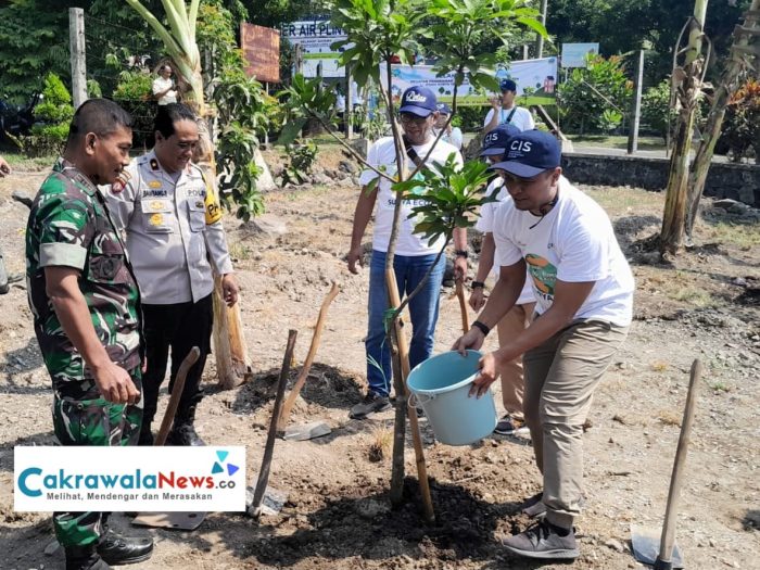 Lestarikan Sumber Air, PDAM Surabaya dan Jurnalis hingga Konten Kreator Lakukan Penghijauan