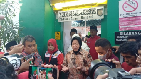 Tri Rismaharini Ziarah ke Makam Mbah Bungkul Sebelum Daftar Ke KPU Jatim