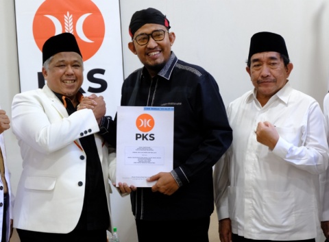 Komitmen Rakyat. PKS Jatim Serahkan SK DPP Ke Ahmad Fauzi Maju Pilkada Sumenep dan Hari Wuryanto di Kab. Madiun