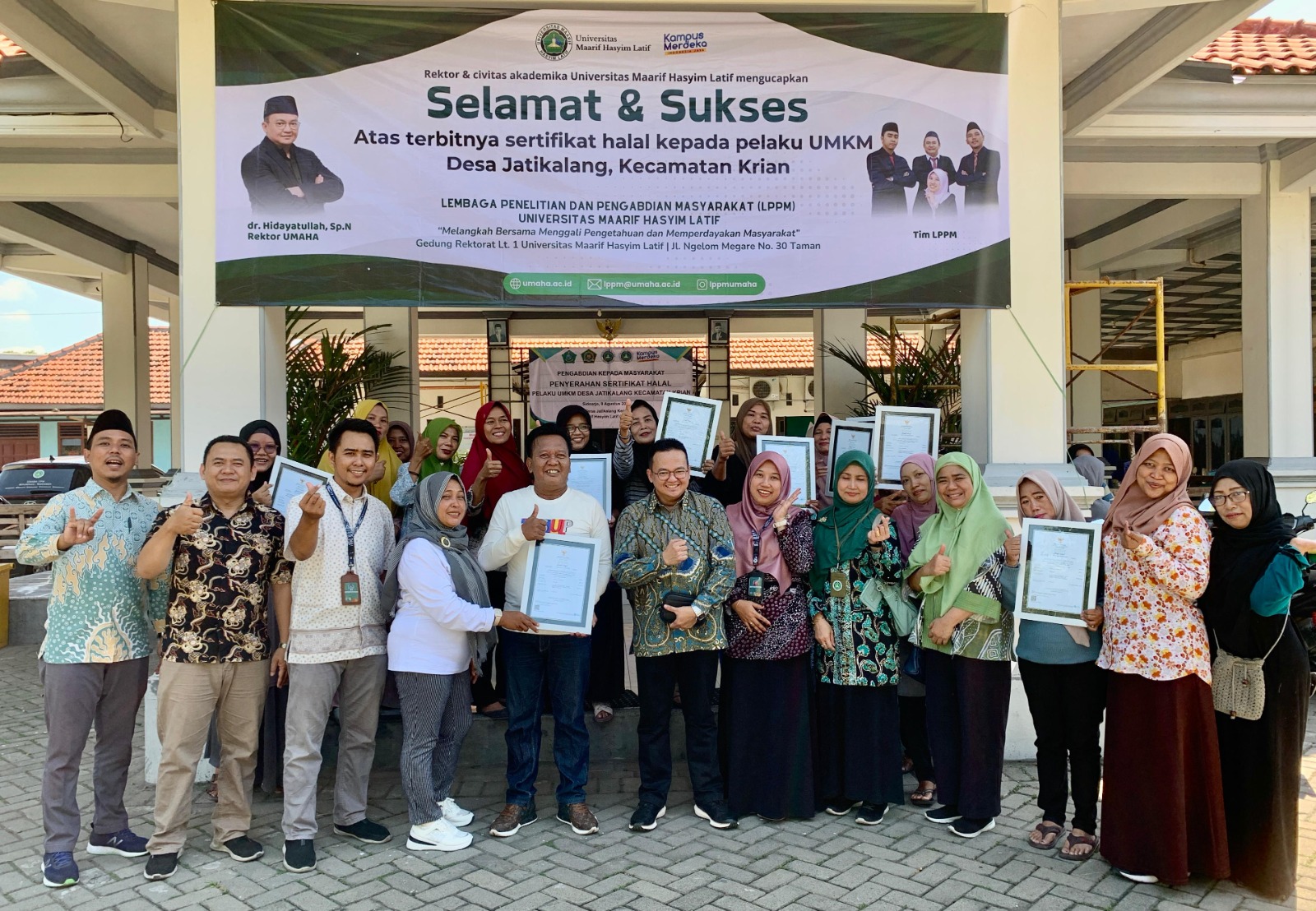 Rektor UMAHA Hidayatullah saat berfoto bersama UMKM penerima sertfikat halal di krian Sidoarjo