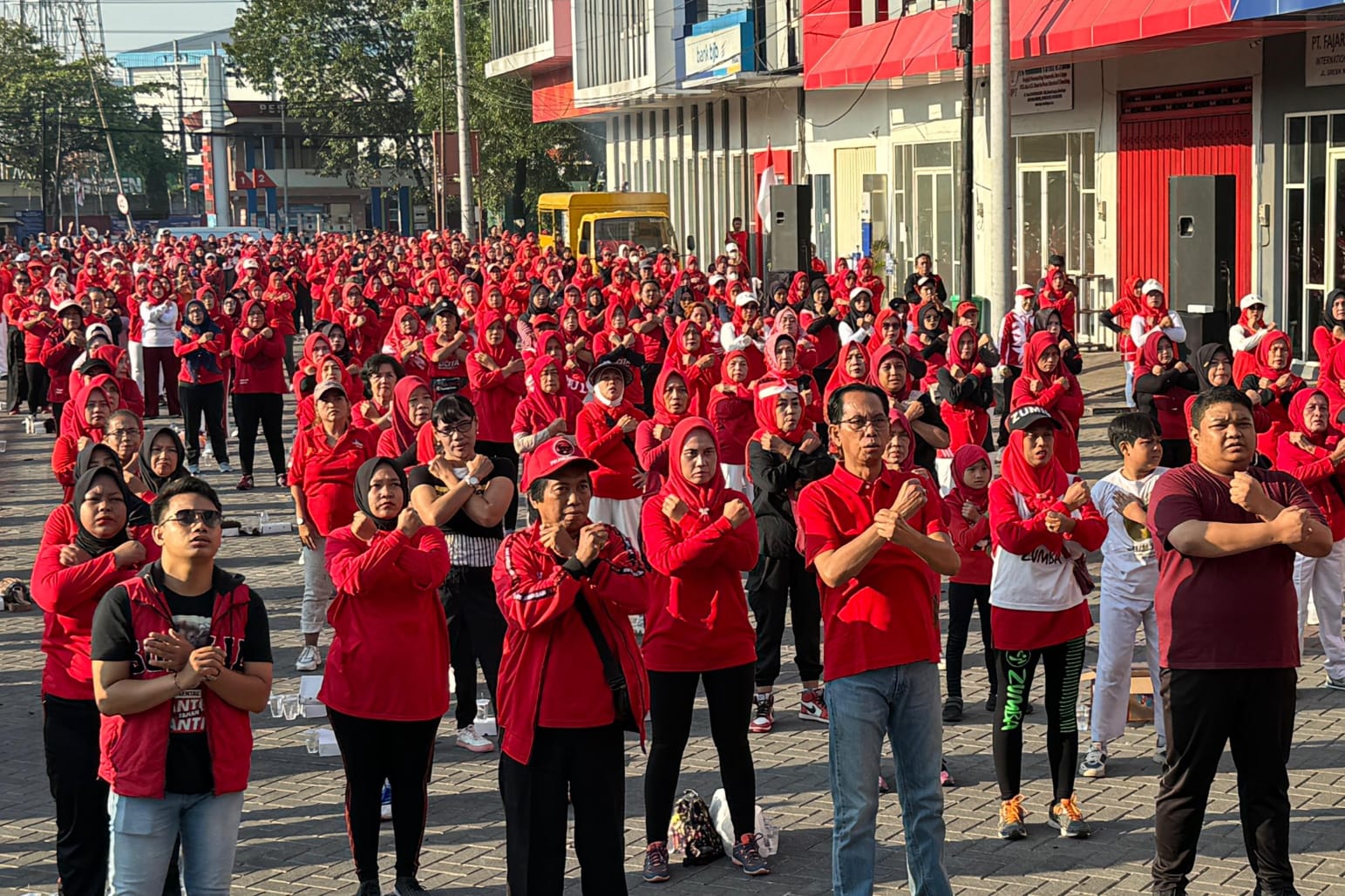 Ribuan Warga Ikuti Senam SICITA yang digelar PDIP Surabaya di Krembangan