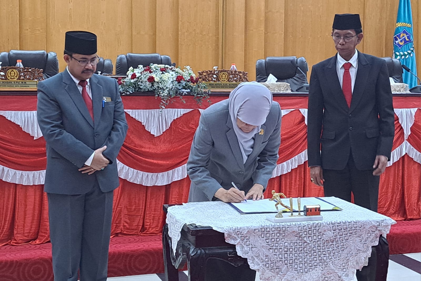 Penandatangan persetujuan Raperda dirapat paripurna terakhir DPRD Surabaya