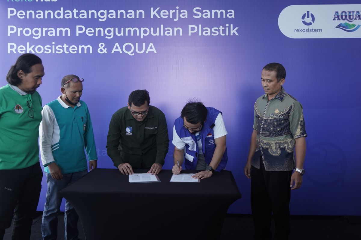 Rekosistem dan Aqua Tandatangani Kerjasama Program Pengumpulan Plastik