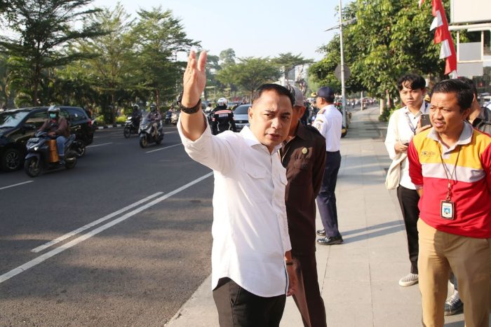 Wali Kota Eri Rela Perbaiki Jalan Nasional Demi Kenyamanan Warga Surabaya