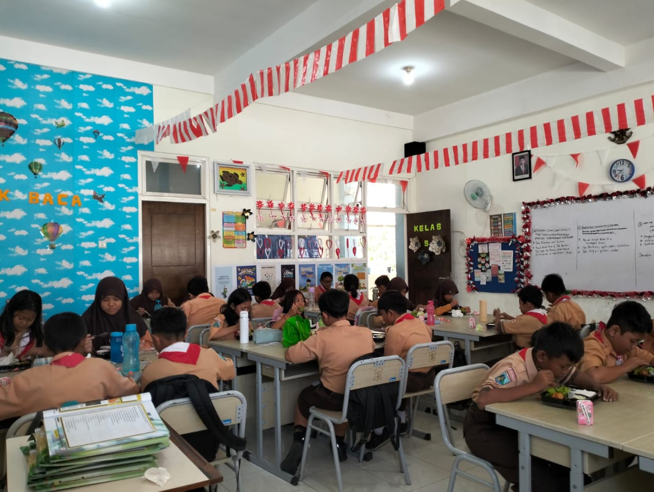 suasana siswa yang tengah makan di SDN Margorejo